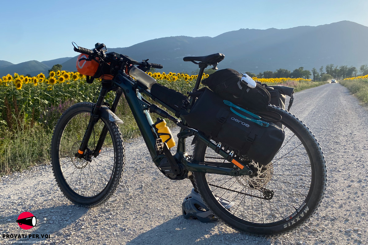 una mountain bike equipaggiata di tutto punto con portapacchi e portaborse compatibili con tutte le tipologie di biciclette lungo una strada bianca all'interno del Parco Naturale dei Lago Lungo e Ripasottile in provincia di Rieti