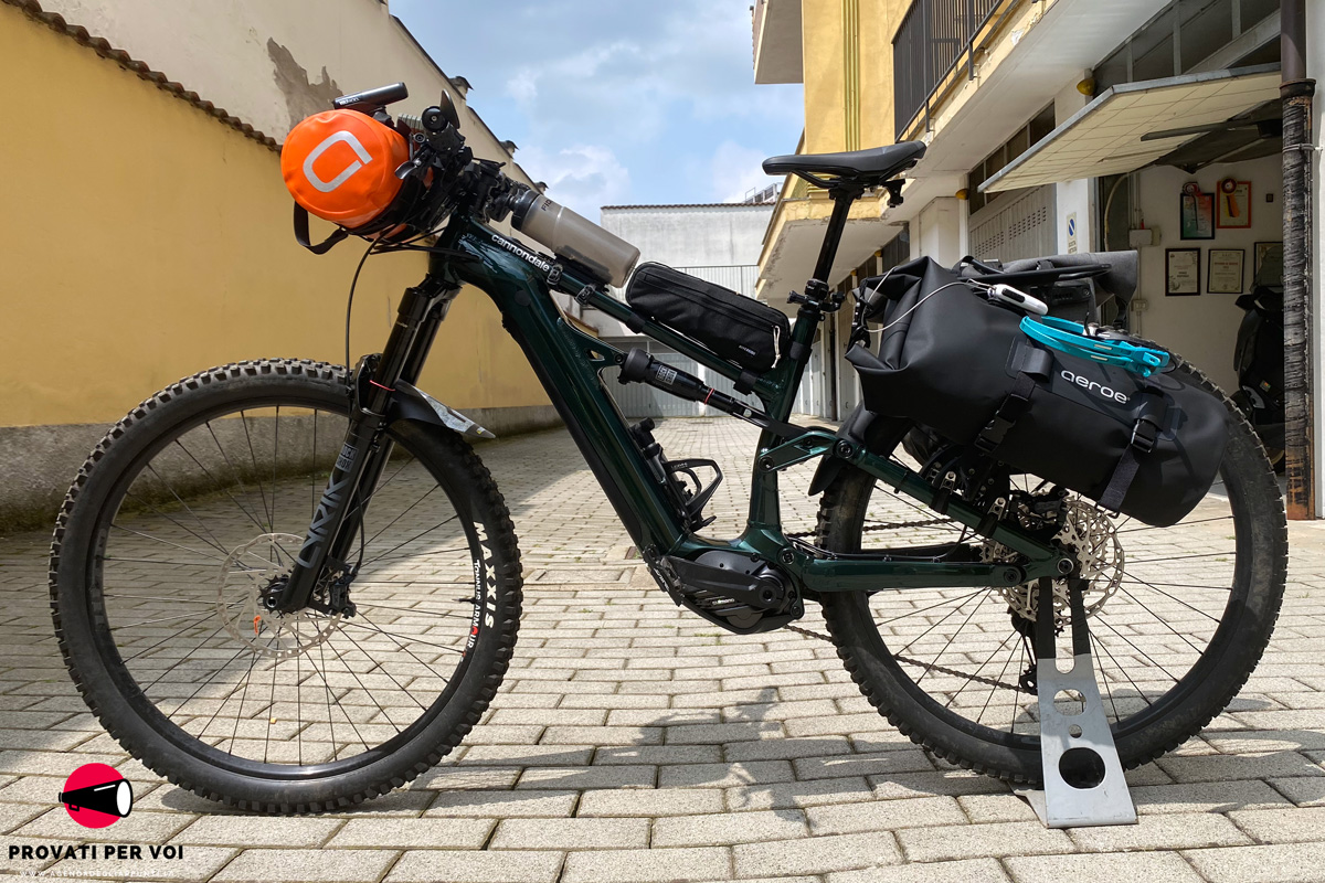 una mountain bike equipaggiata di tutto punto con portapacchi e portaborse compatibili con tutte le tipologie di biciclette