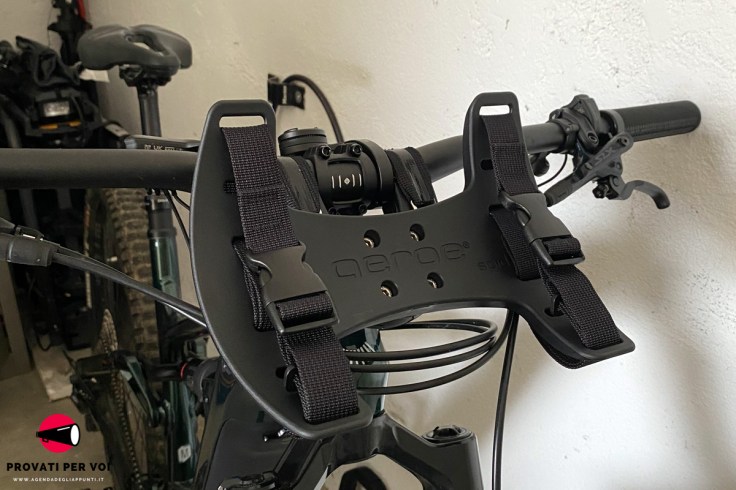un portaborse da manubrio installato su una mountain bike