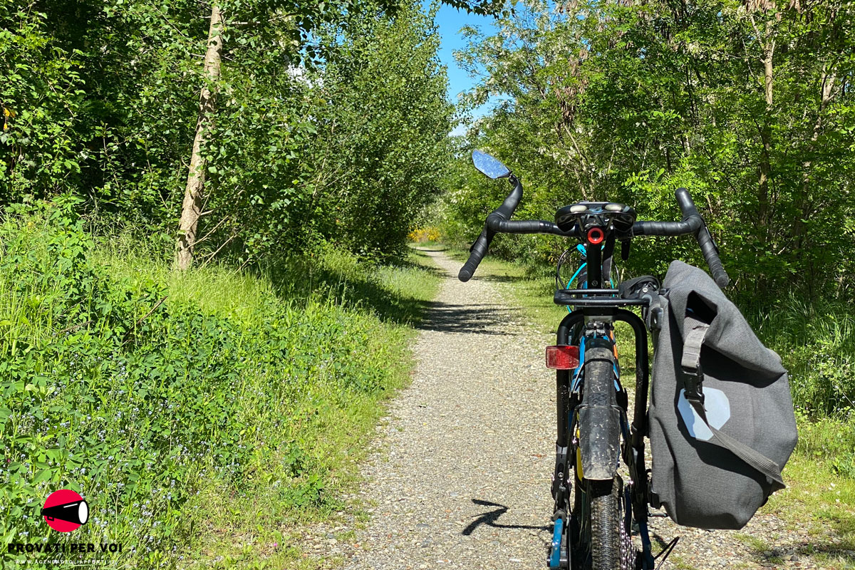 una gravel bike equipaggiata con un portapacchi compatibile con tutte le biciclette fotografata lungo una strada bianca nel Parco Regionale delle Groane poco fuori Milano