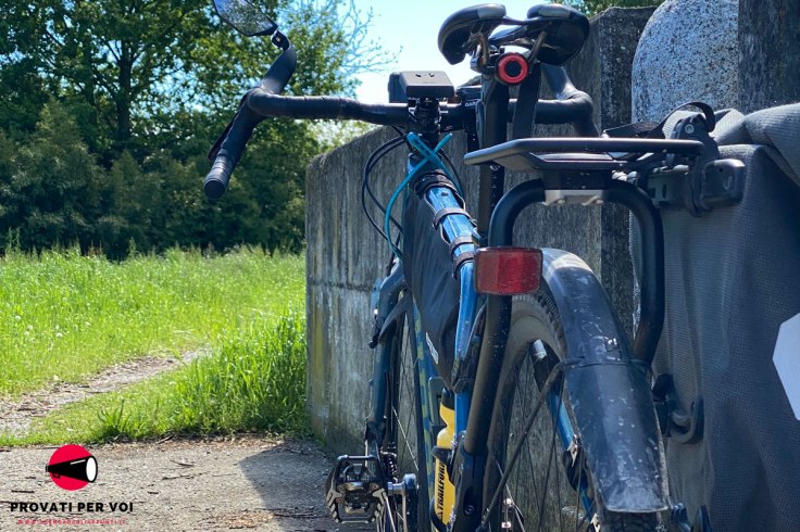 una gravel bike equipaggiata con un portapacchi compatibile con tutte le biciclette fotografata lungo un sentiero della ciclovia Olona Greenway