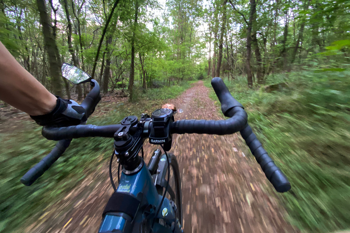 una bicicletta sui sentieri nei boschi verdeggianti alle porte di Milano