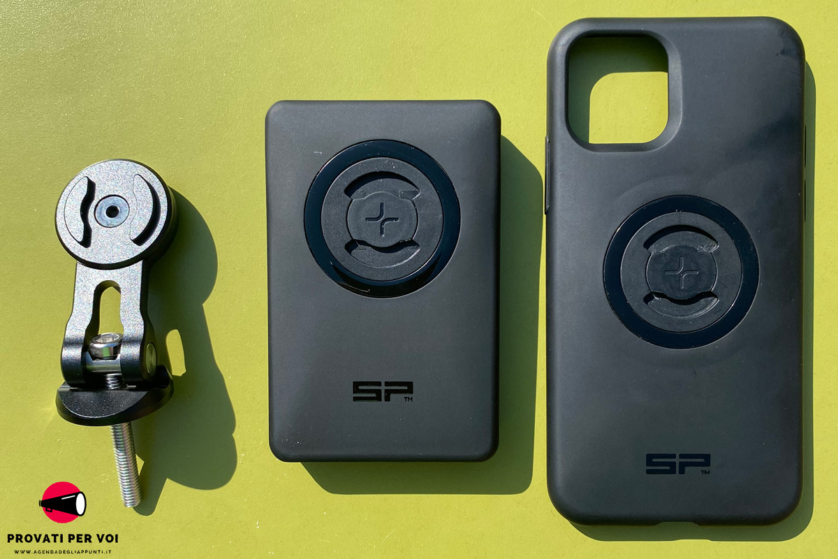 una custodia per smartphone, un power bank e un supporto per smartphone per bicicletta