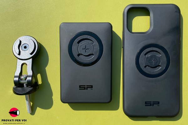 una custodia per smartphone, un power bank e un supporto per smartphone per bicicletta