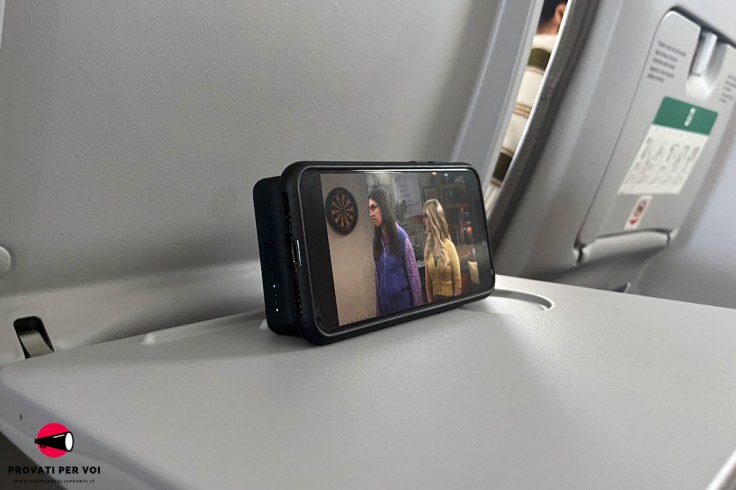 lo smartphone è sorretto in posizione verticale dal power bank agganciato alla cover attraverso uno specifico attacco a baionetta