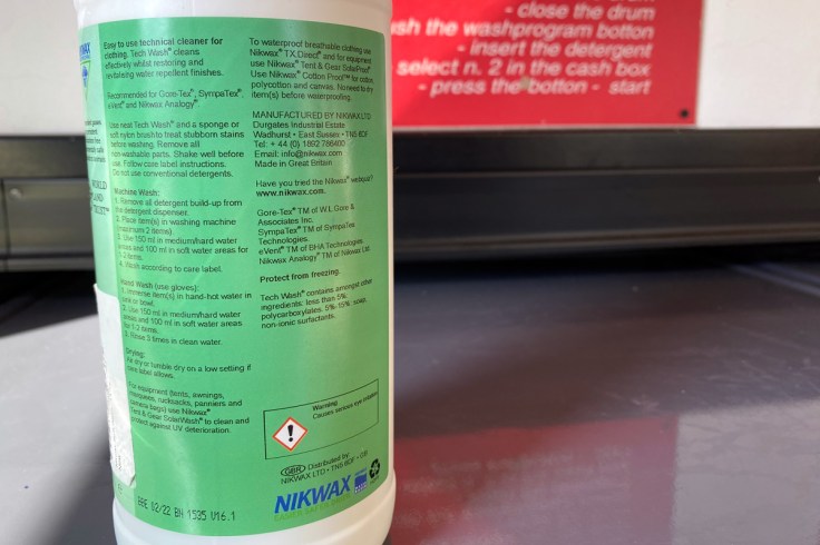 l'etichetta con le istruzioni d'uso di un prodotto per il lavaggio di capi impermeabili e antipioggia