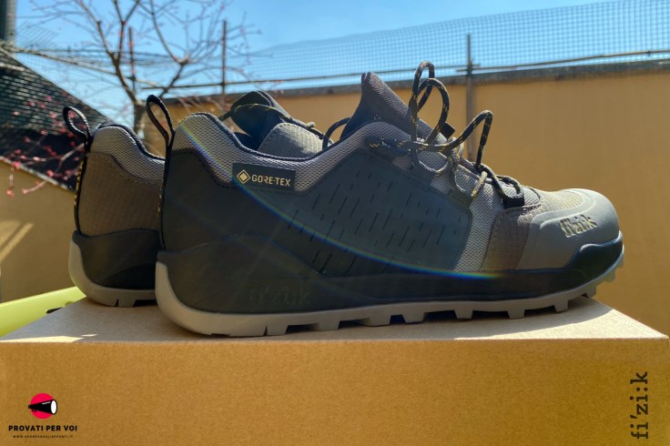 le scarpe impermeabili per la bicicletta e il ciclismo Fizik Terra Ergolace GTX fotografate sotto il sole primaverile di fine marzo
