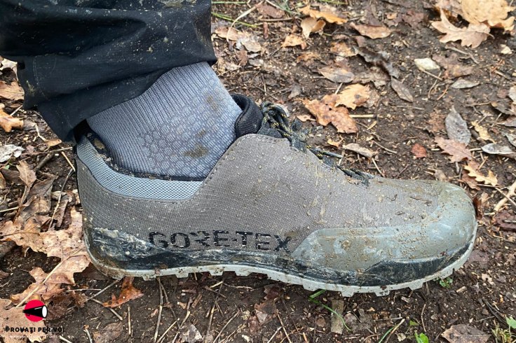 le scarpe impermeabili per la bicicletta e il ciclismo Fizik Terra Ergolace GTX ricoperte di pioggia e fango tra le foglie di quercia