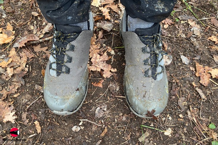 le scarpe impermeabili per la bicicletta e il ciclismo Fizik Terra Ergolace GTX ricoperte di pioggia e fango tra le foglie di quercia