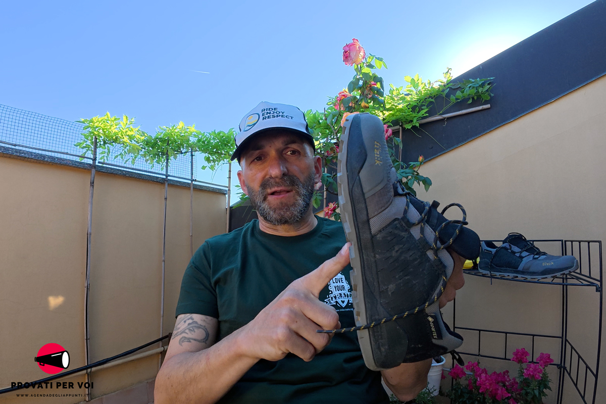 le scarpe impermeabili per la bicicletta e il ciclismo Fizik Terra Ergolace GTX nella mano del tester che ha scritto la recensione sul blog Agenda Degli Appunti