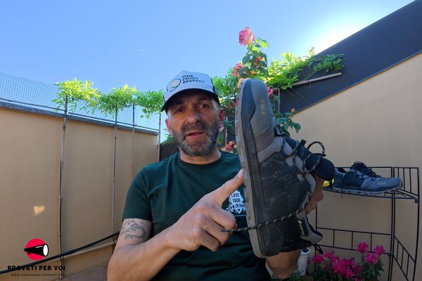 le scarpe impermeabili per la bicicletta e il ciclismo Fizik Terra Ergolace GTX nella mano del tester che ha scritto la recensione sul blog Agenda Degli Appunti