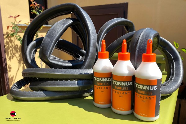 un groviglio di inserti per pneumatici tubeless in polimero e il sigillante tubeless realizzato dalla stessa azienda che li produce