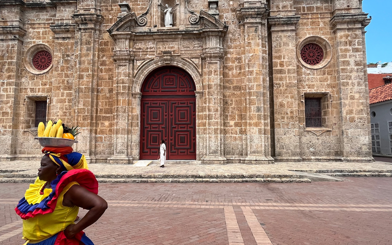 Una palenquera, emblema della città di Cartagena de Indias
