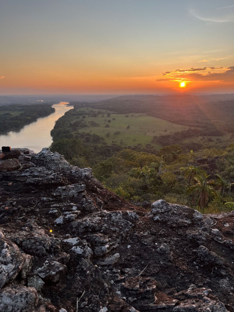 Il sole al tramonto si specchia nel fiume Caño Cristales, nella regione de La Macarena Meta in Colombia