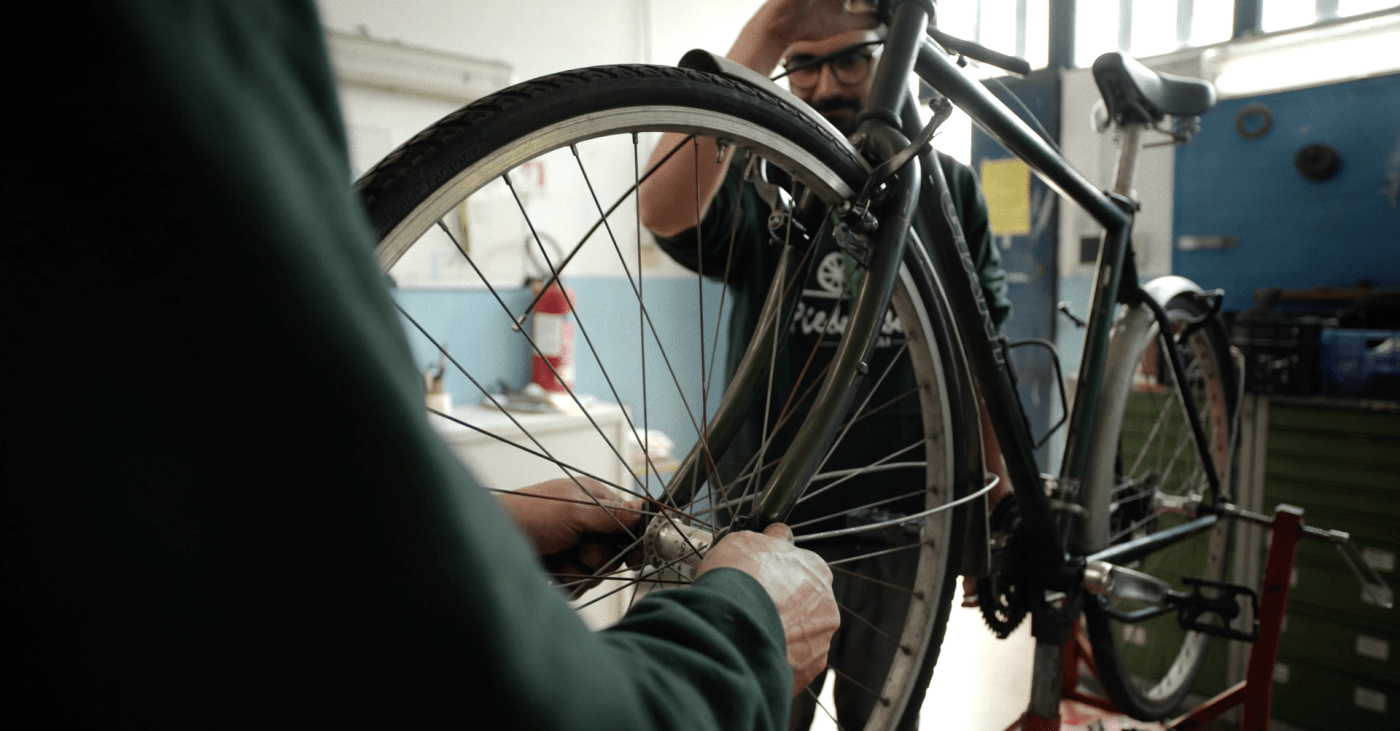 due ragazzi detenuti al lavoro per dare una seconda chance ad una biciletta