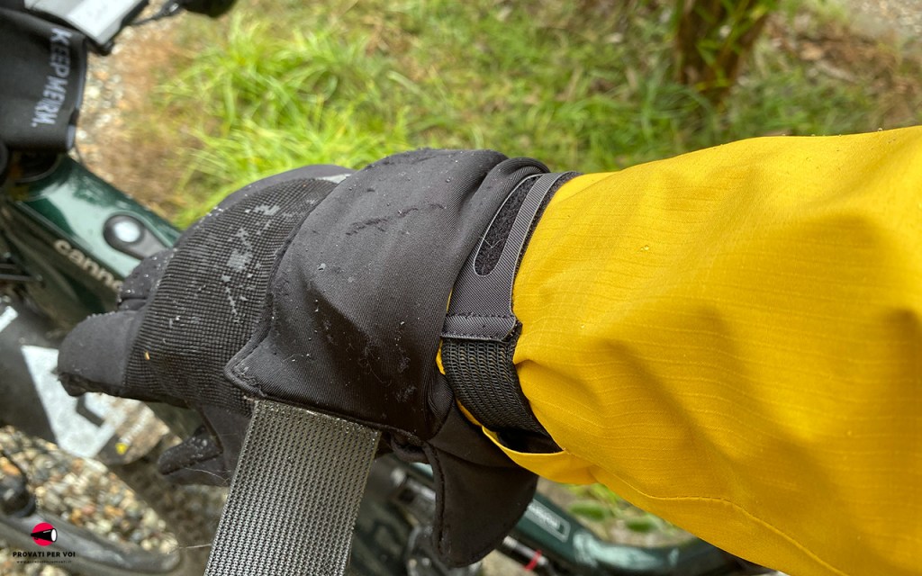 La manica di una giacca impermeabile