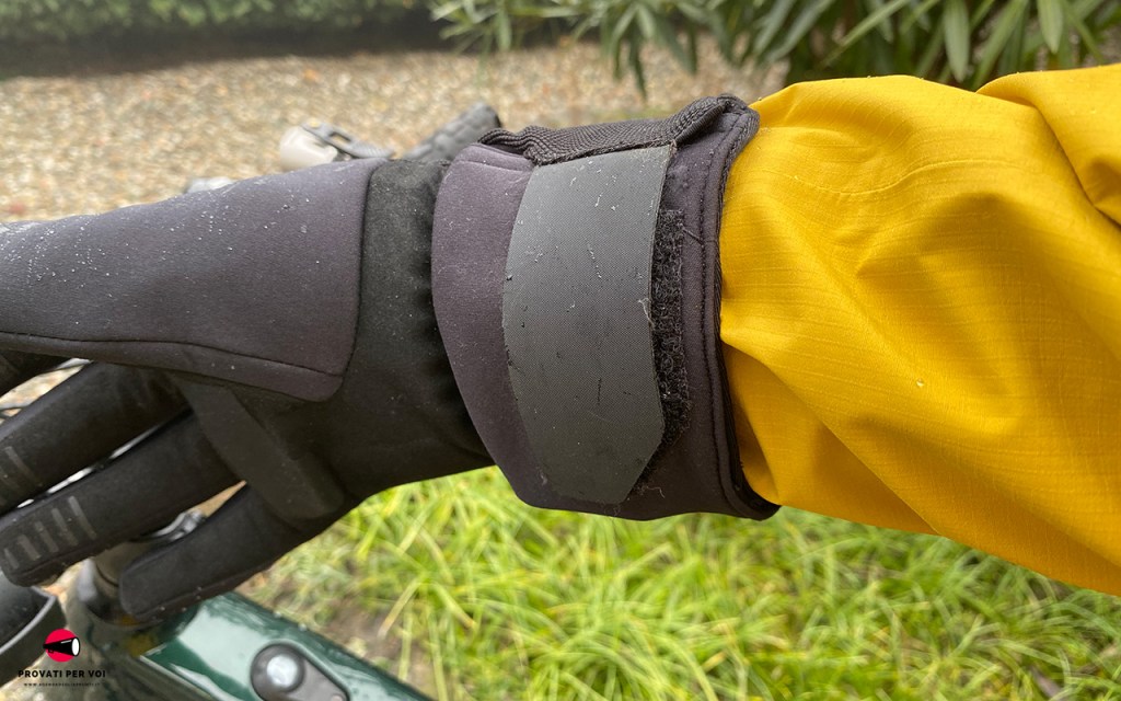 Primo piano sul polsino di una guanto chiuso sulla manica di una giacca guscio impermeabile per offrire la massima protezione da freddo e pioggia
