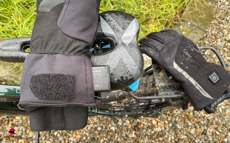 Primo piano sulla batteria al litio ricaricabile dei guanti termici, impermeabili e riscaldati di Tucano Urbano