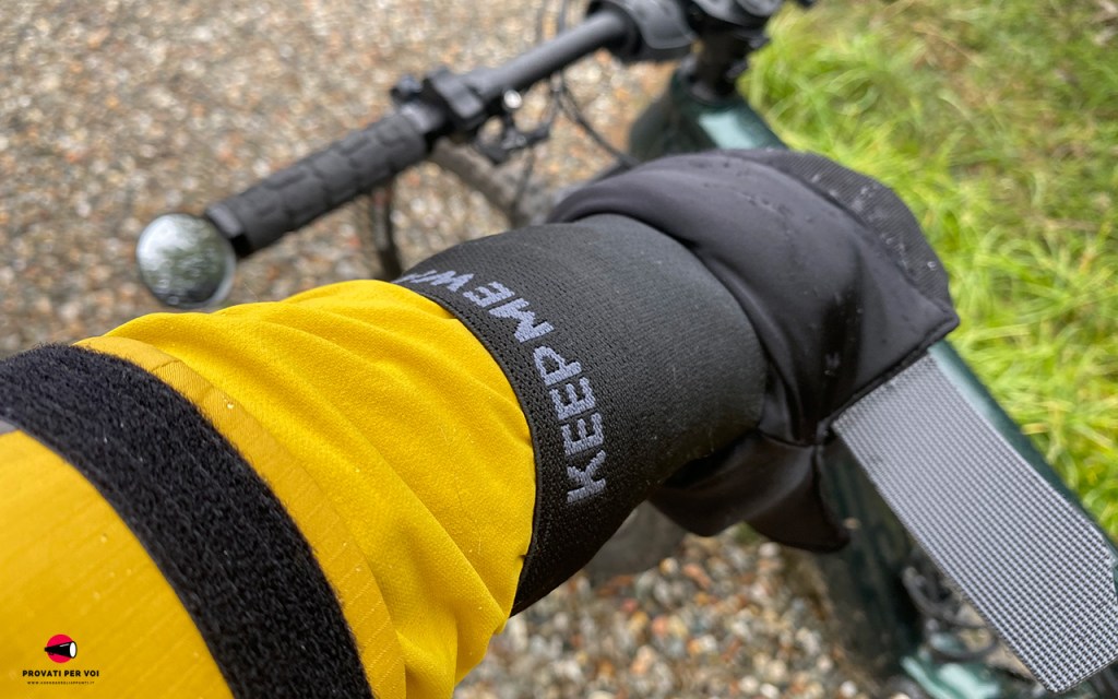 Primo piano sulla ghetta isolante dei guanti termici, impermeabili e riscaldati di Tucano Urbano