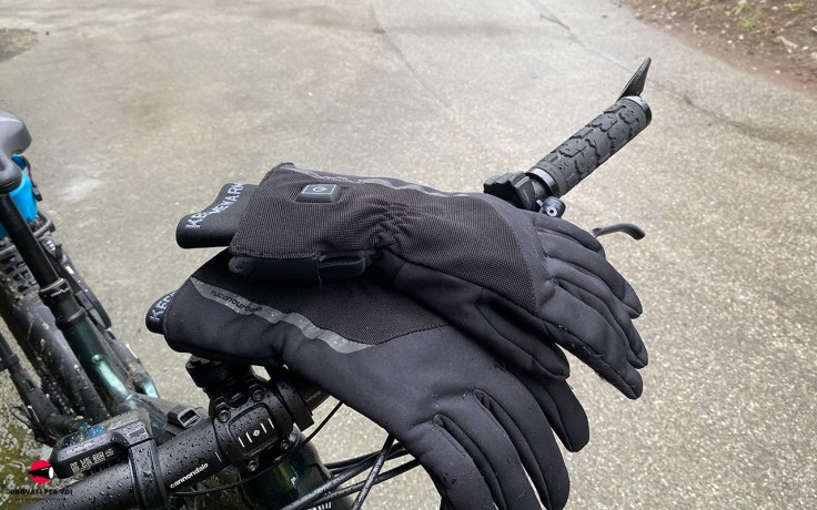 Guanti riscaldati Tucano Urbano Starwarm Hydroscud montati sul manubrio, pronti per il commuting invernale sotto la pioggia