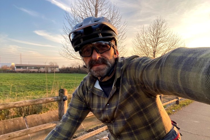 Ciclista durante un tragitto al tramonto lungo una pista ciclabile nella provincia di Milano nel 2025.