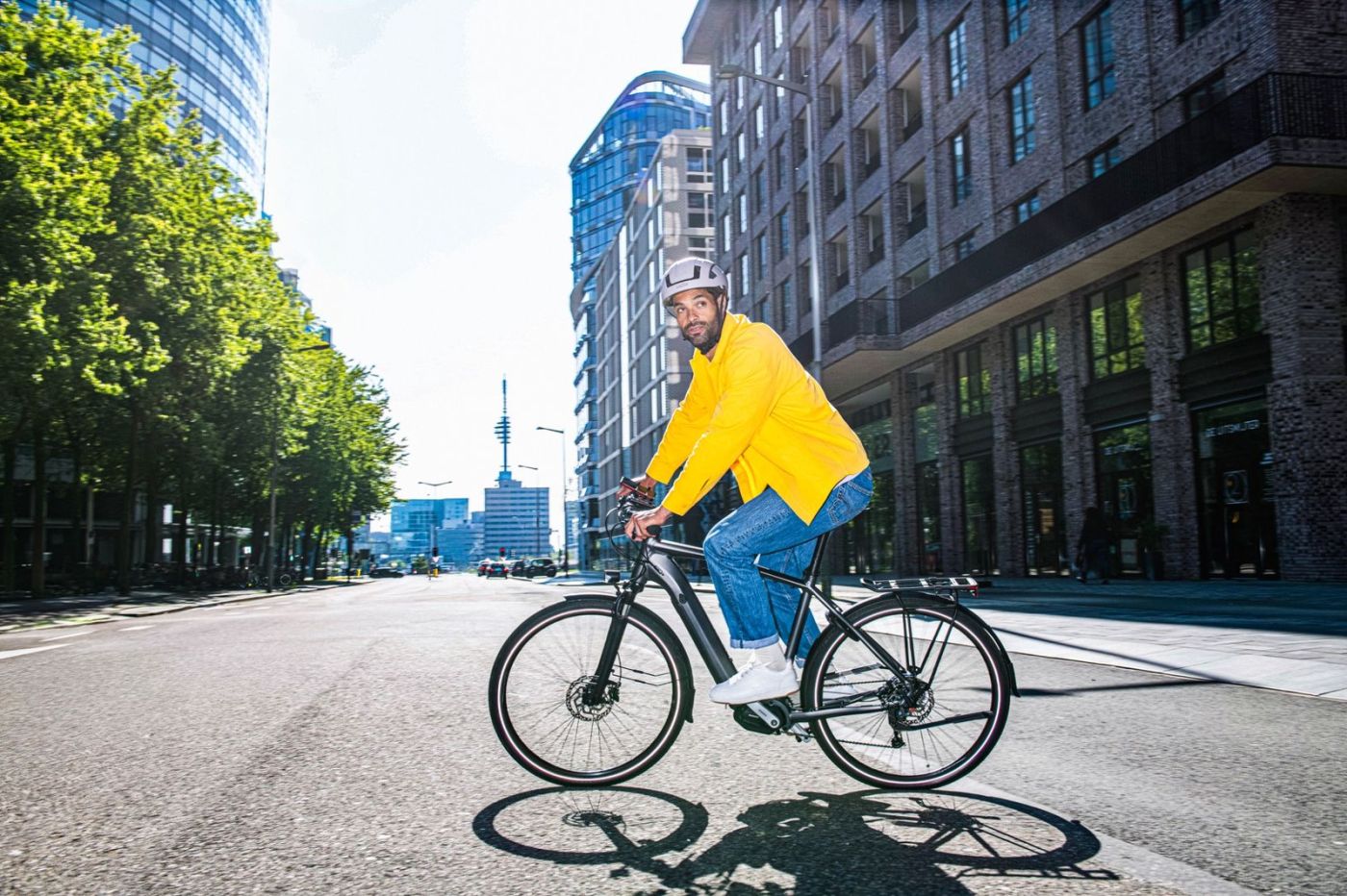 Ciclista urbano in città durante uno spostamento quotidiano in bicicletta
