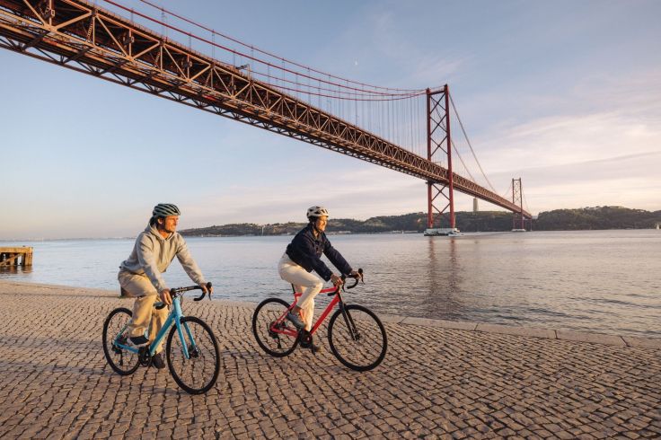 Ciclisti lungo una ciclovia urbana sul lungofiume