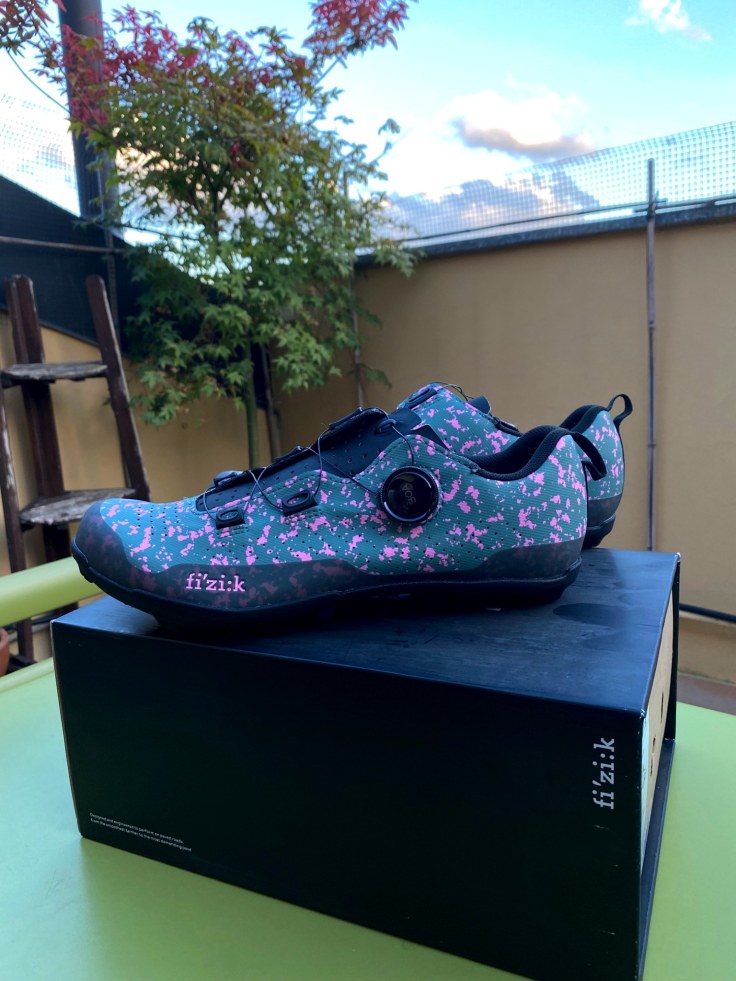 Fizik Terra Atlas colorazione verde e rosa appoggiate sulla confezione originale