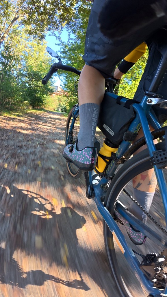 Fizik Terra Atlas utilizzate durante un'uscita gravel su strada sterrata