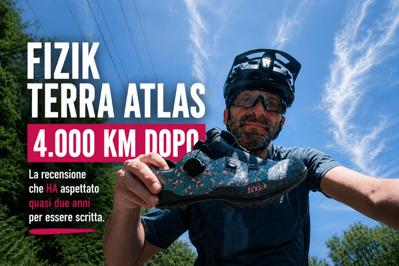 Marco mostra una scarpa Fizik Terra Atlas durante il test