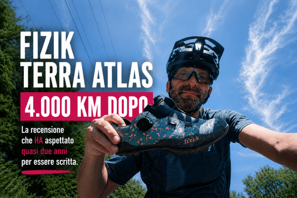 Marco mostra una scarpa Fizik Terra Atlas durante il test