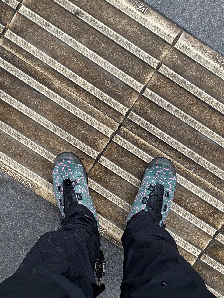 Fizik Terra Atlas utilizzate durante una giornata di pioggia nel commuting urbano