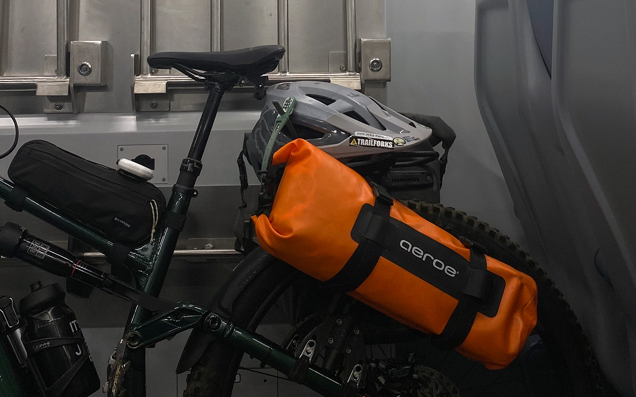 Bicicletta da bikepacking trasportata in treno con Hiplok Z LOK COMBO fissato al casco