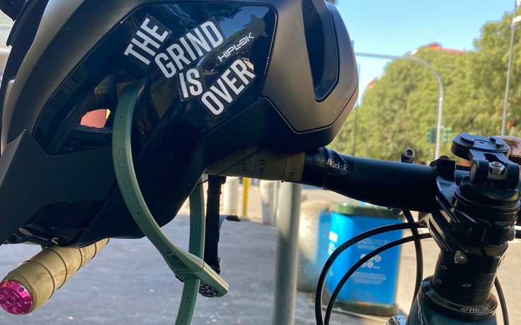 Casco da bici con Hiplok Z LOK COMBO durante un tragitto urbano