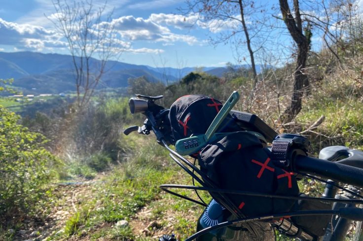 Hiplok Z LOK COMBO al manubrio della MTB durante un'uscita sulle montagne per il trasporto della giacca impermeabile