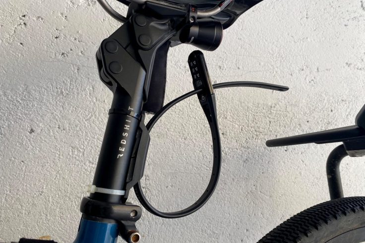 Hiplok Z LOK COMBO installato sul canotto reggisella della bicicletta con apposito supporto