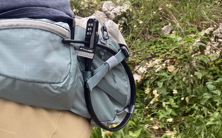Hiplok Z LOK COMBO trasportato attaccato al marsupio Evoc durante un'escursione in montagna