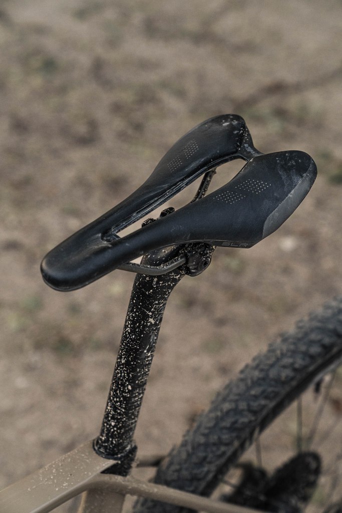 La nuova Selle Italia SLR Gravel senza inserto protettivo montato dopo un po' di azione su sentieri e strade bagnate o con fango