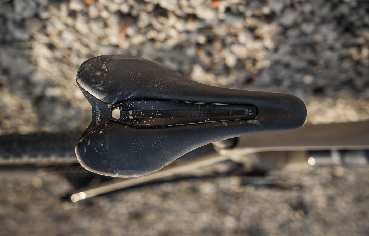 La nuova Selle Italia SLR Gravel con inserto protettivo montato dopo un po' di azione su sentieri e strade bagnate o con fango