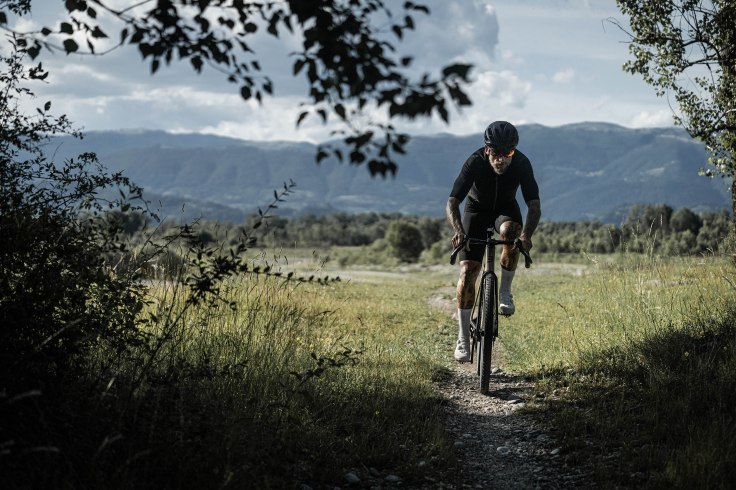 Un ciclista in azione su sentiero in sella alla sua gravel bike