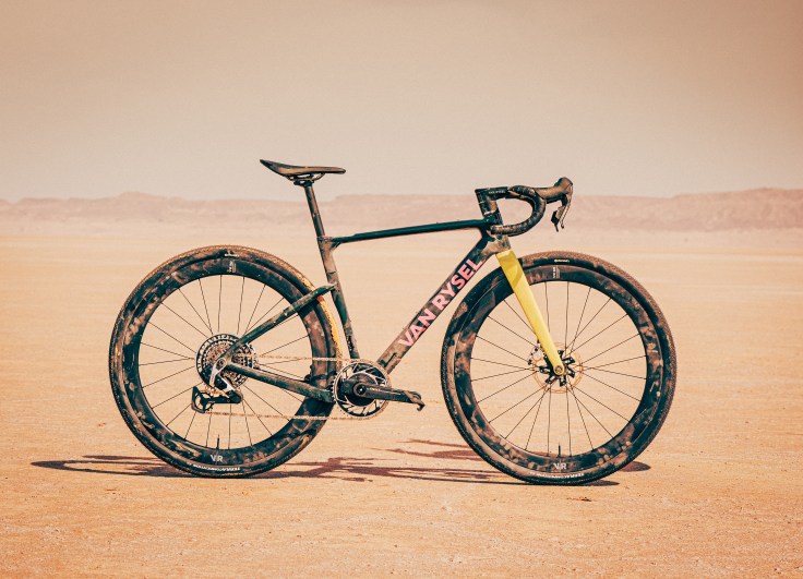 VAN RYSEL RCR-G gravel bike da competizione vista lateralmente