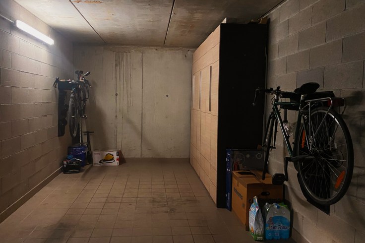 Le biciclette organizzate nel box con i supporti a parete Hiplok AIRLOK.